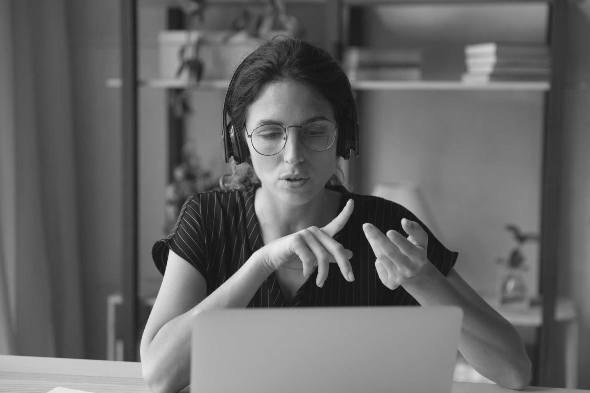 Робочий стіл з професійним обладнанням для монтажу